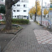 川船番所跡は、万年橋通りの西側の広場の端に立てられています。