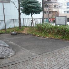 川船番所跡の解説板は、広場の北側の柵の傍に立てられています。