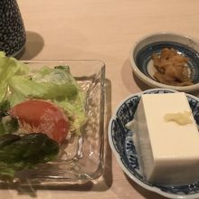 サラダ、冷ややっこ、漬物