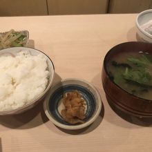 ごはん、みそ汁、漬物、小鉢