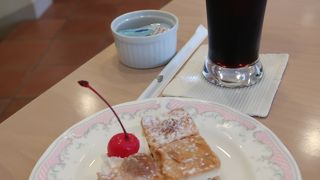 プチケーキとアイスコーヒー ♪