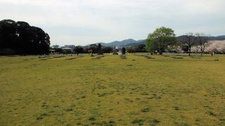 礎石が昔の栄華を物語る