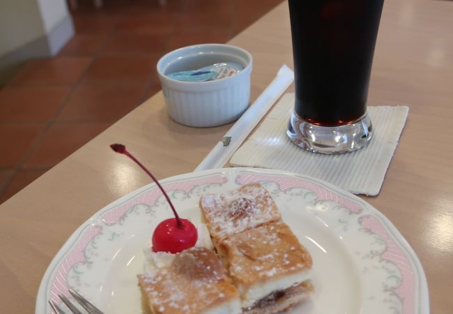 プチケーキとアイスコーヒー ♪