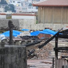 火災後なので無残な姿ですが赤と白のしましまが御庭です