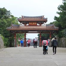 二千円札の絵柄にもなってます