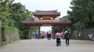 首里城の城壁に向かう前にある赤い門です