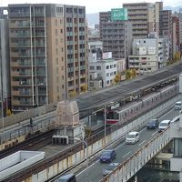 地下鉄と高速道路の自動車が見えます