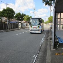 停車場に近づく【るんるんバス】