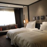 シックな内装の室内