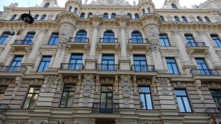 どの建物も、奇抜なデザインとも言えるような外観です。人の顔や動植物が大胆に外観に彫刻されているのが特徴です。個人的にはどうも悪趣味な気がします。