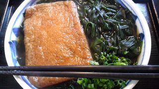 うどんがおいしいが、トッピングにも抜かりなし。