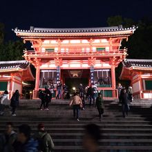 八坂神社の朱色が 夜のライトアップに映えていました By Bobby Brazil 八坂神社のクチコミ フォートラベル
