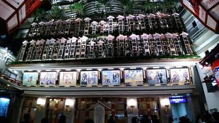 壁面の歌舞伎風文字や絵画の飾りが最高にきれい