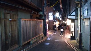 京都の昔からの風情が感じられる狭い道の両側にたくさんの飲食店