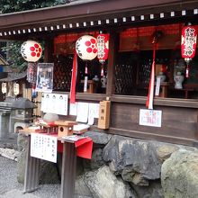 梅丸大明神は左側。右側は和融稲荷。