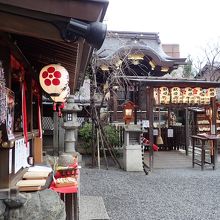 手前に”平癒石”が見えますがな。 右奥が社殿