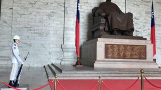 蒋介石の像は大きくて立派