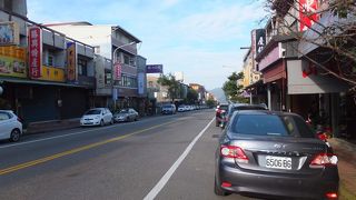 路の両側に木工製品のお店が100m位続いています