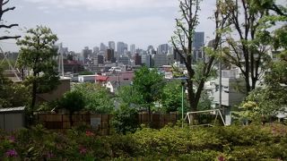 高台にあるため、南のほうに新宿方面の高層ビル群がよく見え超おすすめ