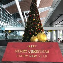 空港のクリスマスツリーがきれいです