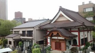 周囲にある新しい高層ビルとの対照が東京だなーと実感