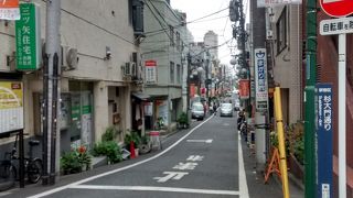 多くの飲食店があり、特に夕方以降はかなり賑わいます