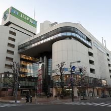 外観も立派な百貨店でした