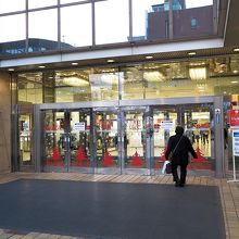 入口に向かいます