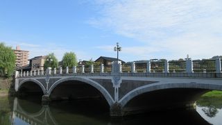 浅野川の水面に映る三連アーチ