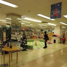 書店前には子供の遊び場