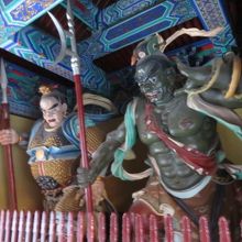 仁王様のような仏像があります