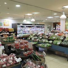 地階には豊富な野菜