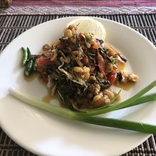 お茶の葉サラダ。デザートにすいかサービスしてくれた。