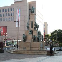 鹿児島中央駅桜島口を出てすぐにあります。