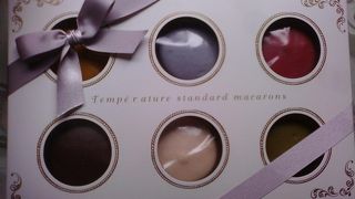 カラフルなマカロンが目を引きます。