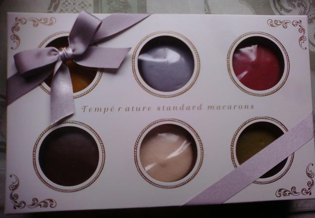 カラフルなマカロンが目を引きます。