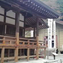 手前が舎利堂、後方が瑠璃殿です