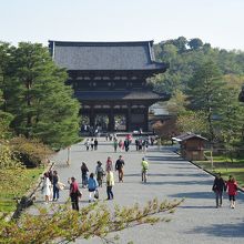 境内から見た二王門