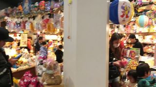 繁盛している駄菓子店