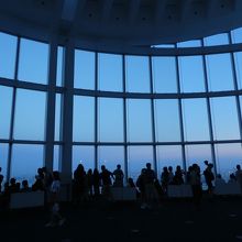 夕方のホール。