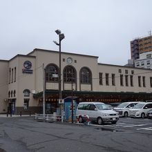 両国駅西口に隣接