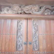 門のレリーフ等は相当美しくて見応えがありました。