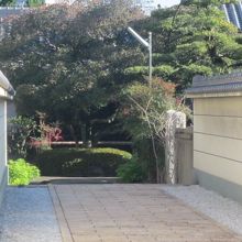 隙間から奥の方を覗くとこんな感じで、本堂までは見えません