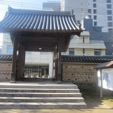 内側から見た総門の様子。右手に見えるのが解説板です。