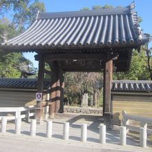 外側から見た総門の外観。ここから境内に入るのがメインルート。