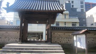 広い境内の散策はこの門から始めると良いです