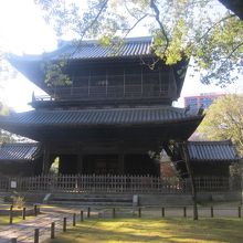 仏殿側から眺めた山門の様子