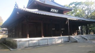 中国や韓国のテイストを感じる立派な建物で、横の仏殿記石碑も必見です