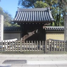 道路側から眺めた勅使門の外観