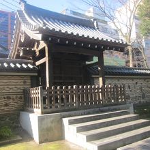 境内から眺めた勅使門の様子